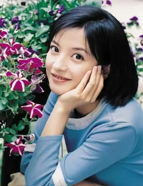 年轻时的赵薇气质出众就算穿衣普通也挡不住她的盛世美颜
