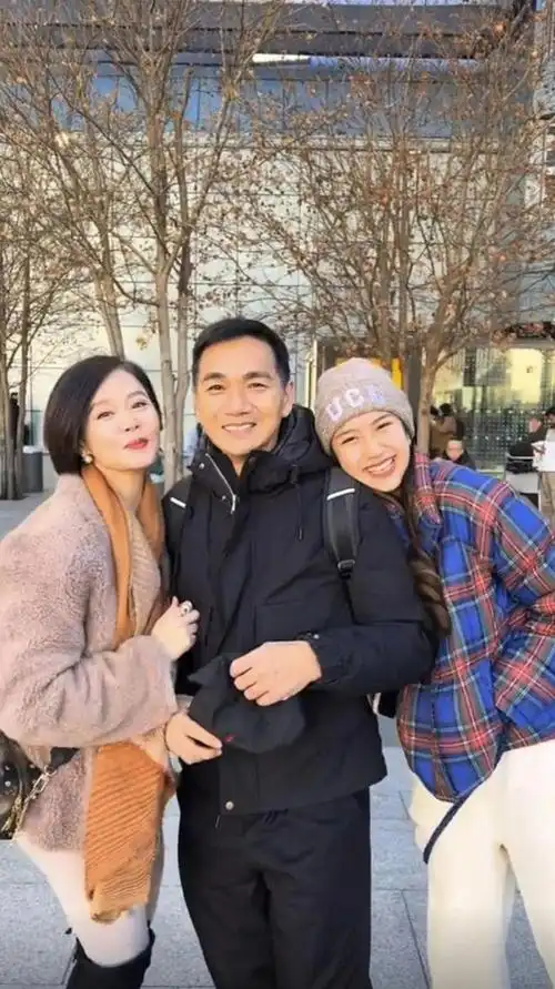 甜蜜满载,而骆达华也直言已经与妻女分开很久:卢燕和bernice