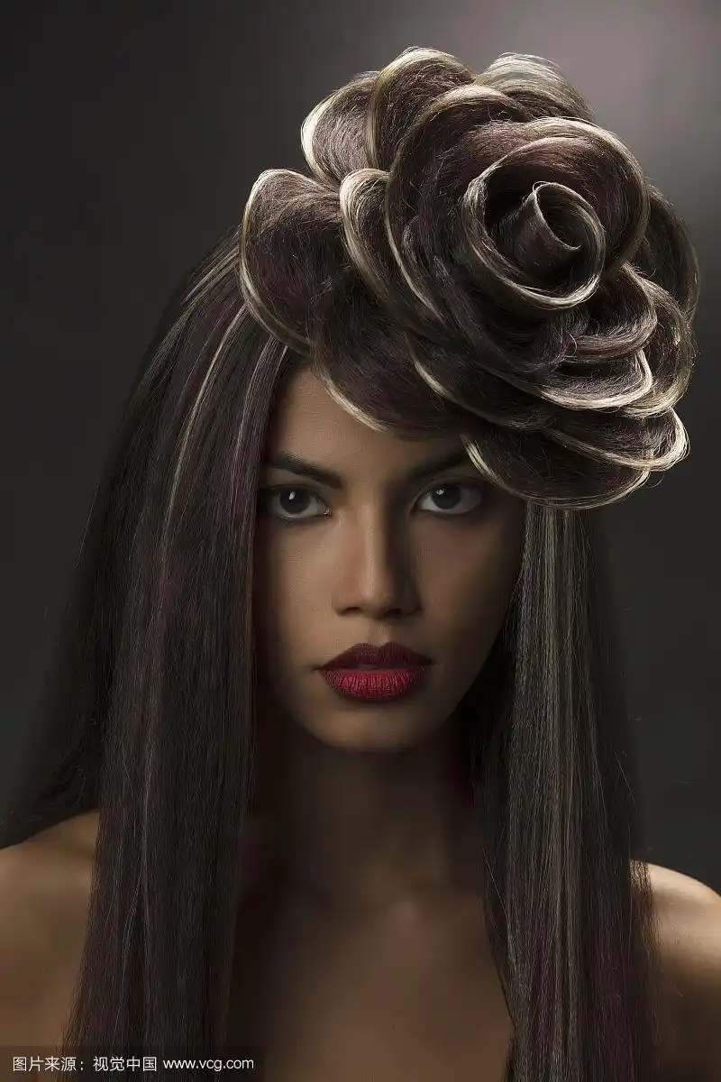 年轻女子的肖像与奇怪的发型