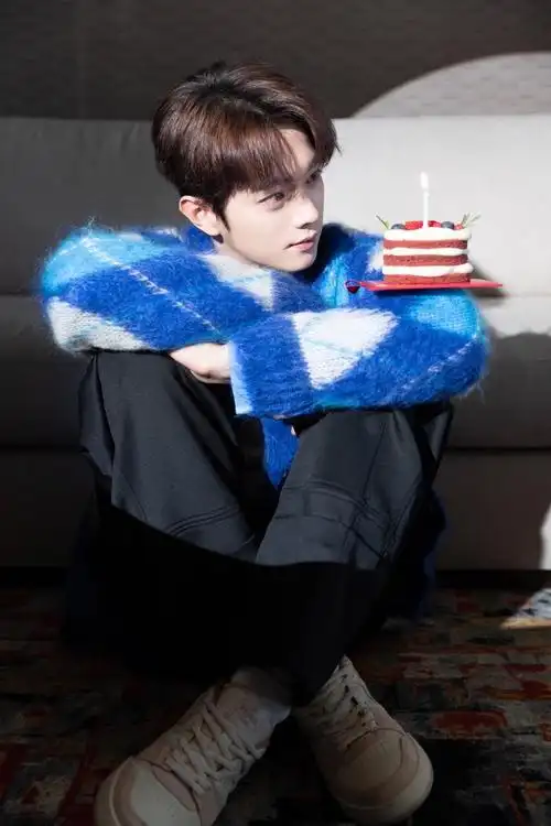 许凯最新生日大片释出90 蓝白毛衣学院风十足……|许凯|学院风|毛衣