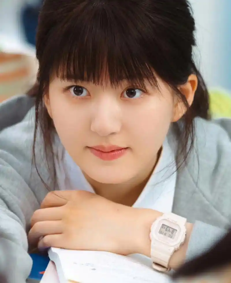 赵露思晒齐刘海花絮照,她头发多到头顶都没发缝,厚实的发量能和戴假发