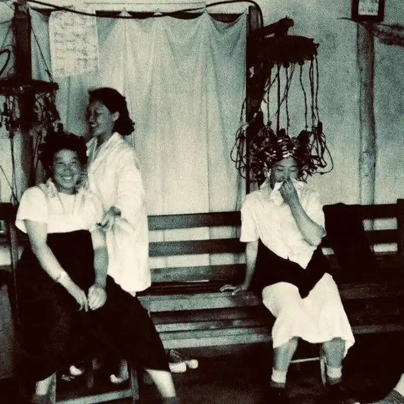 这张照片是法国人拍摄的,说明那时朝鲜很开放,也很时尚!