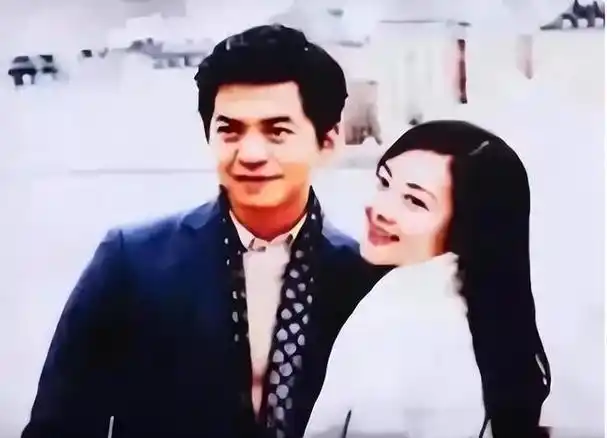 李健开演唱会妻子罕现身,下楼梯手拉手,孟小蓓半年胖30斤变圆润