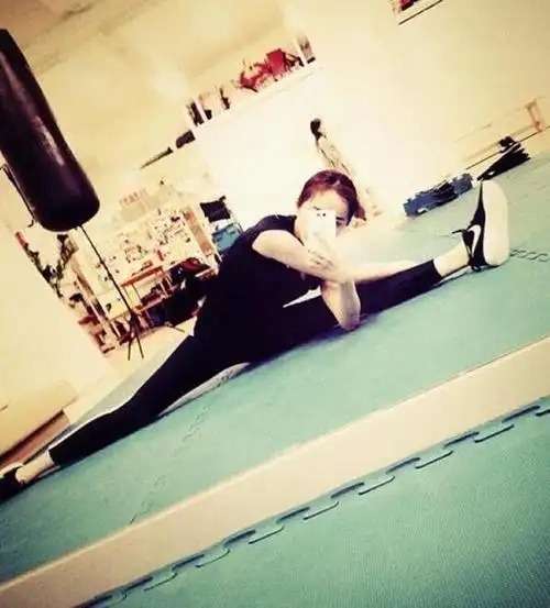 杨幂摆一字马 黑衣黑裤身体纤细主要看气质