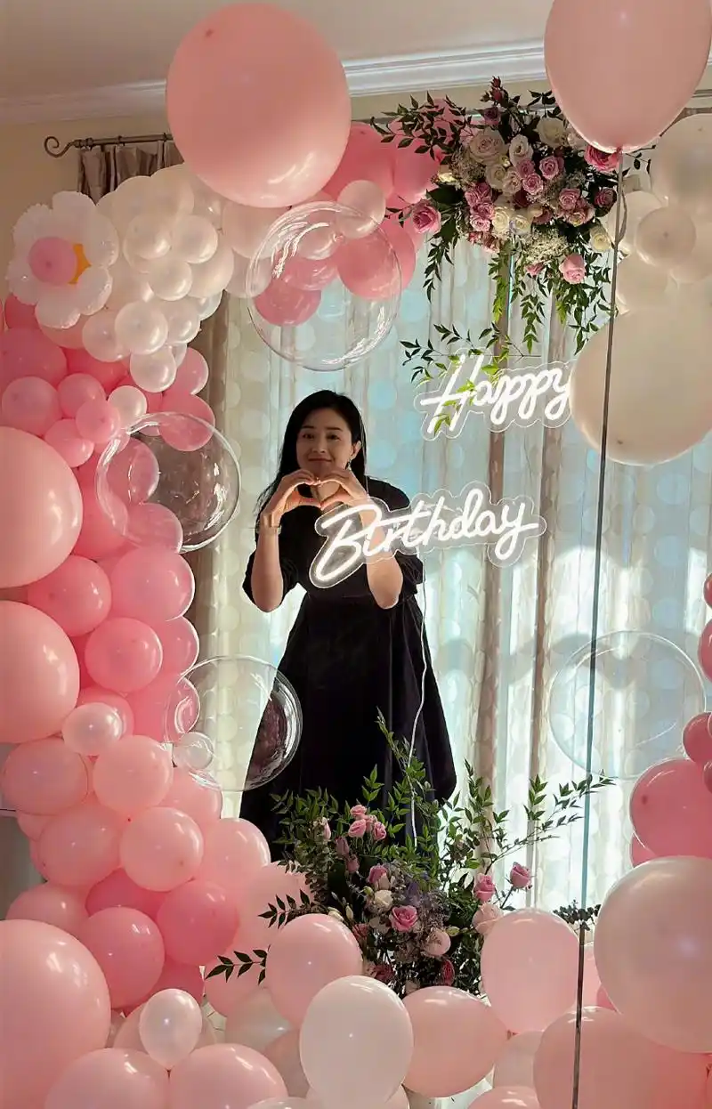 5月8日,蒋欣在微博晒出自己的生日照,配文道:就是没想过要过的也确实