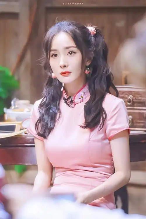 当杨幂穿着粉色的旗袍,就像水蜜桃粉粉嫩嫩可以掐出水!