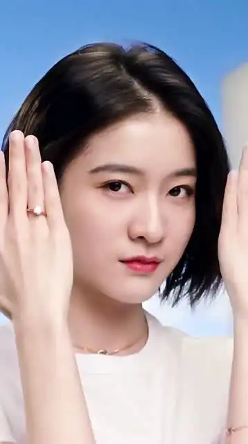 真是爱死张雪迎的这个笑容了,一对小虎牙真的超好看,越看越心动的