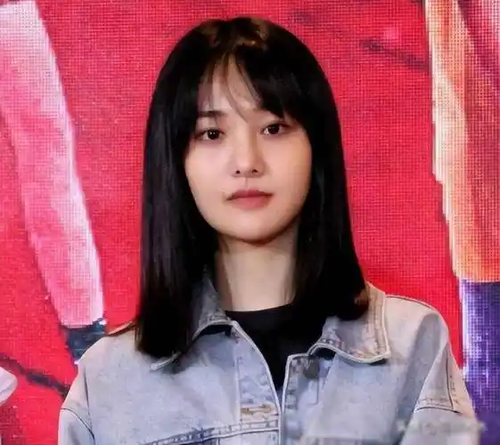 33岁郑爽最新近照曝光!医美失败脸全垮了,暴瘦似纸片人显憔悴