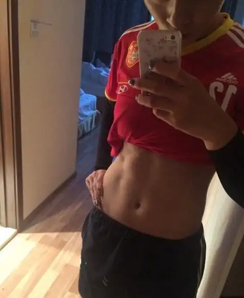 女足德甲第1人球技美貌并重 腹肌令男足汗颜-东方体育-东方网