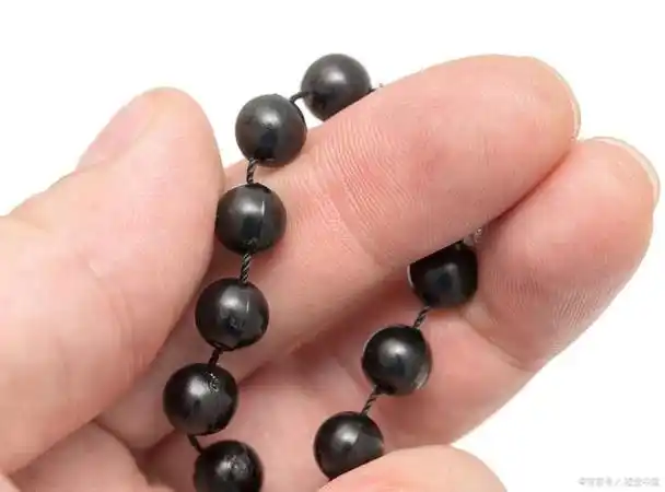 护卫珍稀之宝:掌握鉴别犀牛角手串的简单技巧!