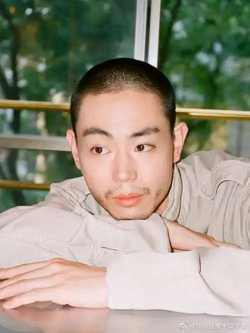 菅田将晖寸头胡须照