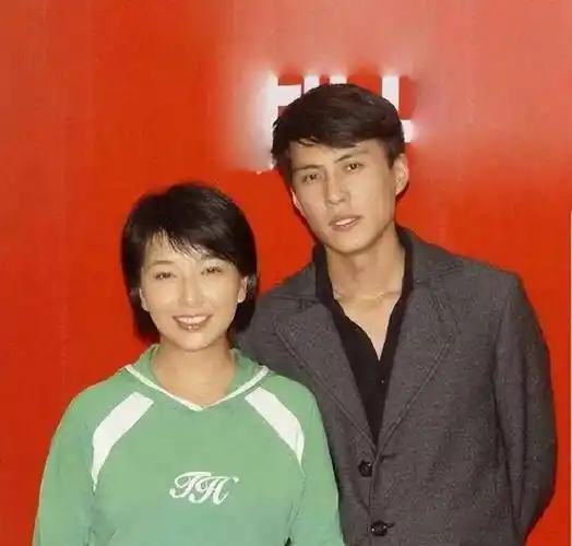 靳东:英雄难过美人关,与江珊在一起5年,最终迎娶了二婚的李佳_电视剧