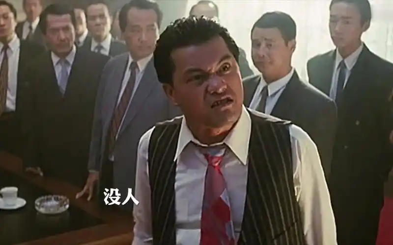 吕良伟饰演的跛豪,霸气都写在脸上,黑白两道无人敢惹