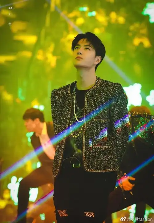 乐华演唱会满场都是王一博应援色#全场绿海,只为王一博而来,摩托姐姐