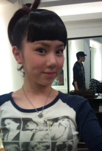 刚出道的邓紫棋,短发齐刘海非常孩子气,二十岁的时候还非常青涩