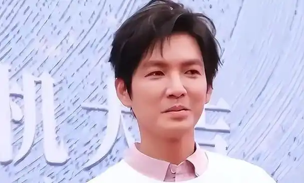 事实证明逐渐消失的钟汉良已经在另一个圈子里红得发紫