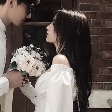 情侣头像捧花遮脸高清文艺的情侣头像一男一女捧花图片