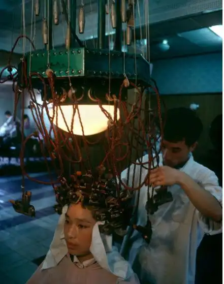 染烫头发在我们今天看来是一件很正常的事,但是在80年代那绝对是赶