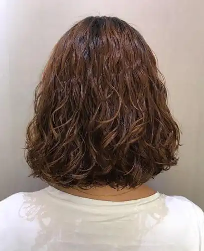 最近发型圈新流行了一种发型名称为"泰迪卷"的发型,据说泰迪卷卷发让