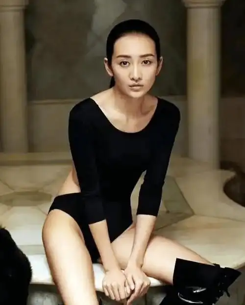 王鸥早期写真流出,薄纱下时尚身材若隐若现,网友表示顶不住!