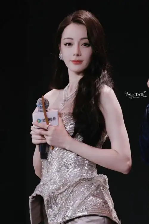 腾讯今天官宣了好多剧##迪丽热巴亮片高定