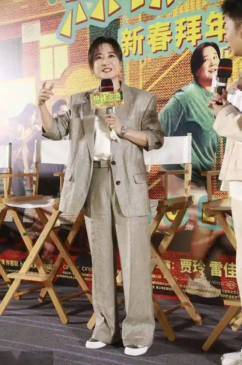 贾玲减重100斤后首次公开亮相 携主创现身《热辣滚烫》首映礼_许君聪