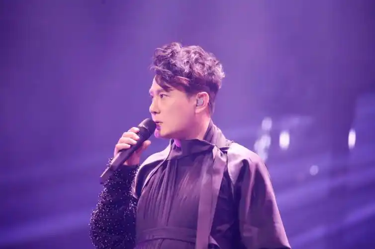 56岁张信哲:出道35年,0绯闻,看了豪宅,知道他低调是"装"的