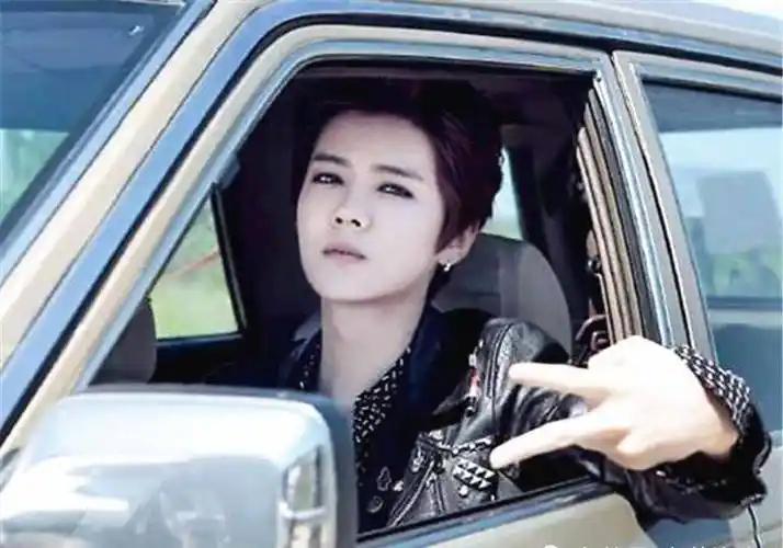 原创鹿晗拥有多辆豪车和关晓彤的座驾对比后网友到底是谁配不上谁