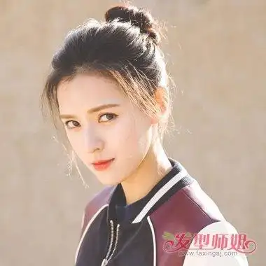 青春个性花苞头成为盛夏爆棚款 顺直头发也能扎出新花样发型(3)_发型