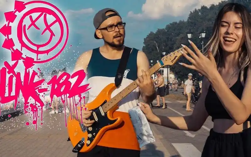 美女用目光淹没你!俄罗斯金属狂人街头弹奏blink-182乐队朋克歌曲!