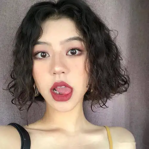 百看不厌冬短发烫