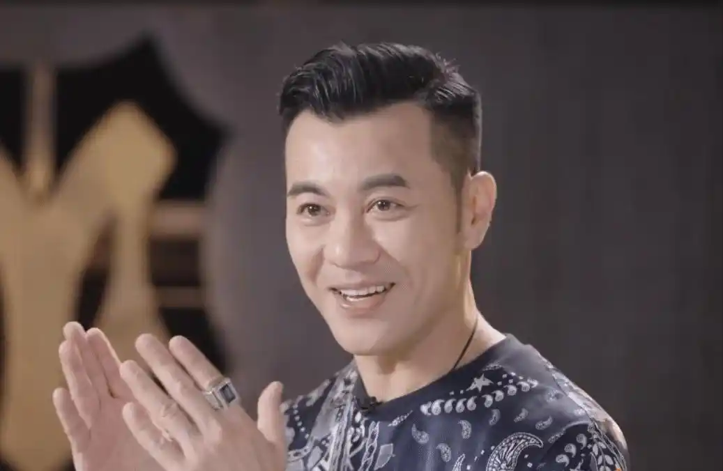 山鸡哥陈小春,凭一己之力,让港圈文化风云再起,他现在叫大湾仔_张智霖