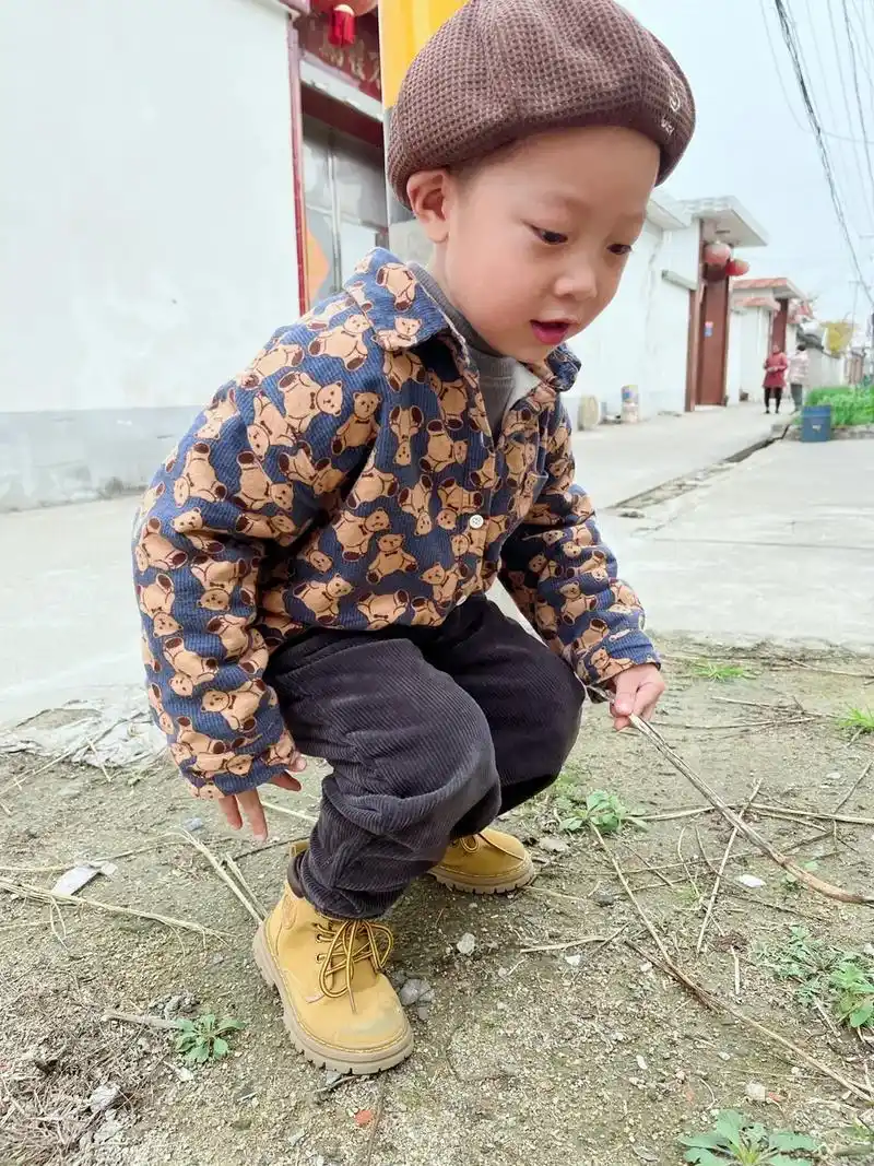 乡村小时髦#谁小时候不是快乐的小可爱呢 #从漫画里走出来的男 - 抖音