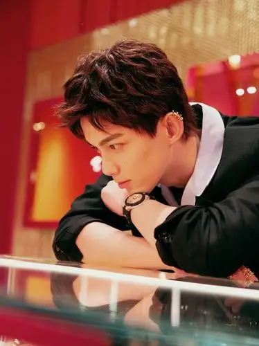 星动最娱乐 15小时前 我要分享 2020年9月16日,北京,吴磊亮相宝格丽