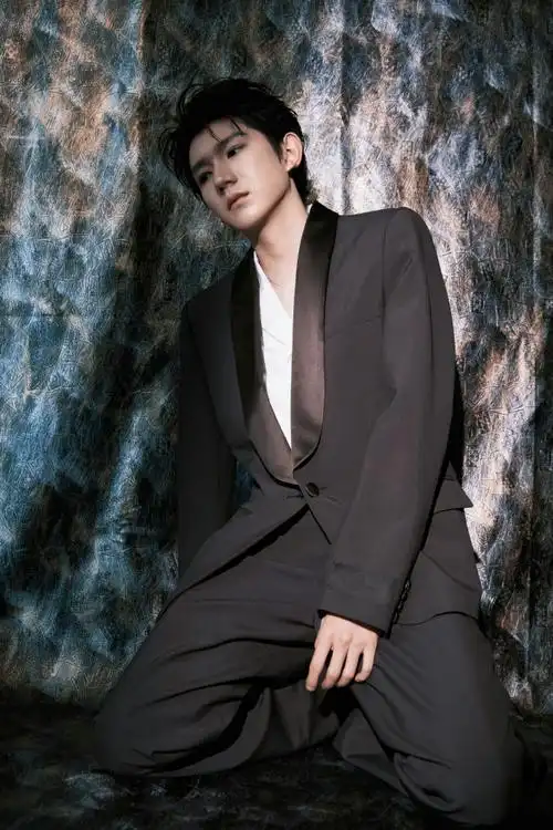 王源微博之夜浅黑色西装造型##微博之夜