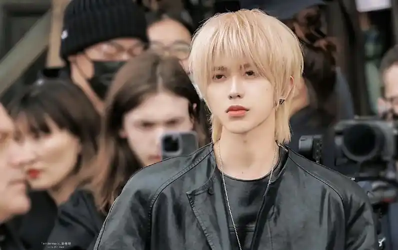 蔡徐坤帅气贵公子