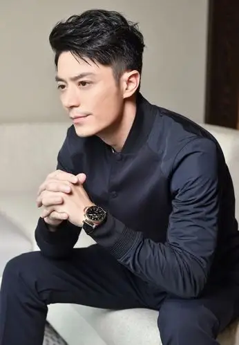 无论是《如懿传》中循序渐进的表现还是优雅帅气的线下活动,霍建华总