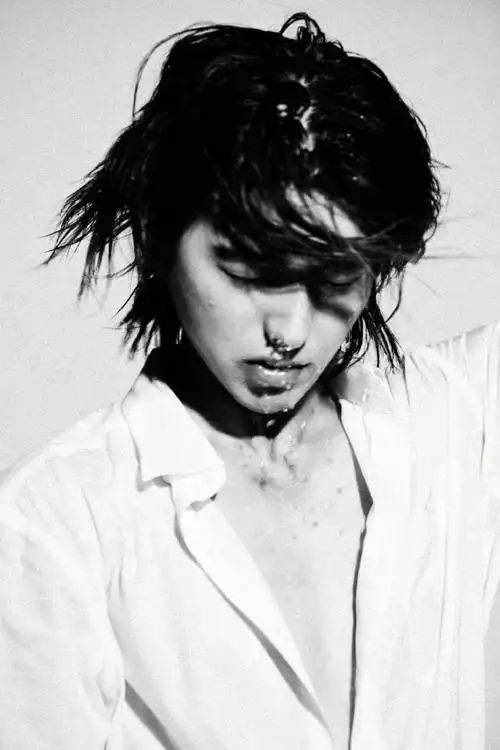 蔡徐坤黑白光影照