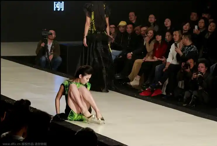 模特t台摔倒尴尬一幕