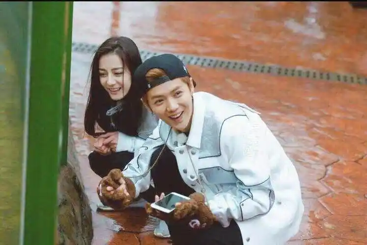 图一:鹿晗现在已经不再是傻狍子了,他可以独自带着迪丽热巴完成任务了