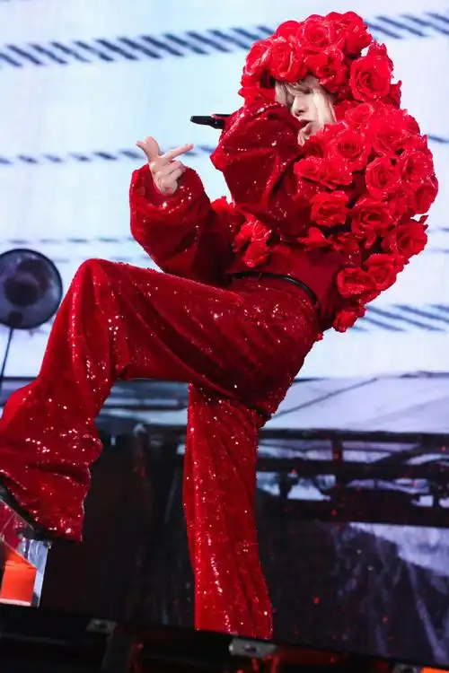 华晨宇金长发##华晨宇演唱会一口气官宣三站