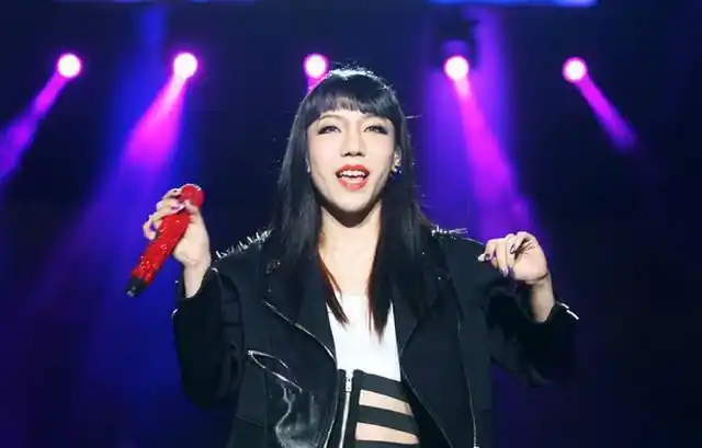 短短8年,从顶流沦落到小县城卖唱,吴莫愁为何凉得如此之快?