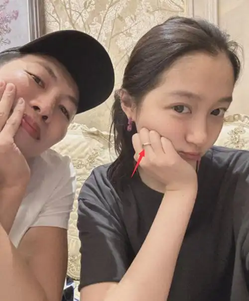 鹿晗卡点为关晓彤庆生,曝庆生现场照超浪漫,喝红酒吃3999元蛋糕