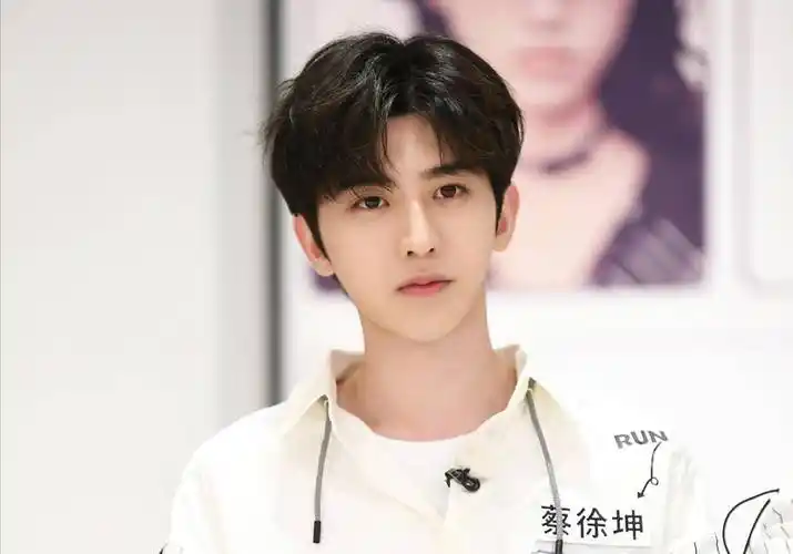 虞书欣自曝被叫虞贵妃,网友:蔡徐坤评价太真实_时候_性格_明星