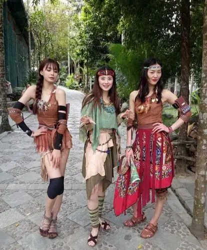 沈梦辰晒与刘雯合影 两人摆性感pose秀好身材图