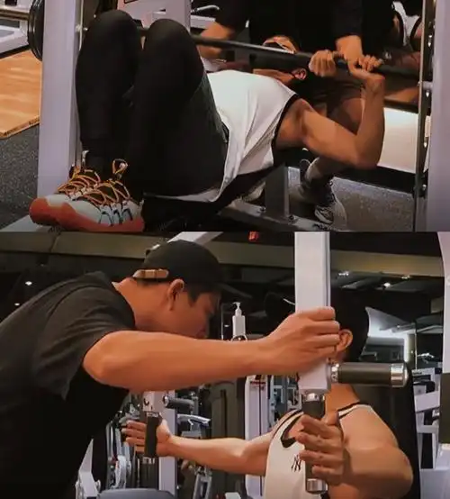 黄晓明戴口罩健身太卖力!穿背心胸肌超明显,举铁手臂肌肉健硕