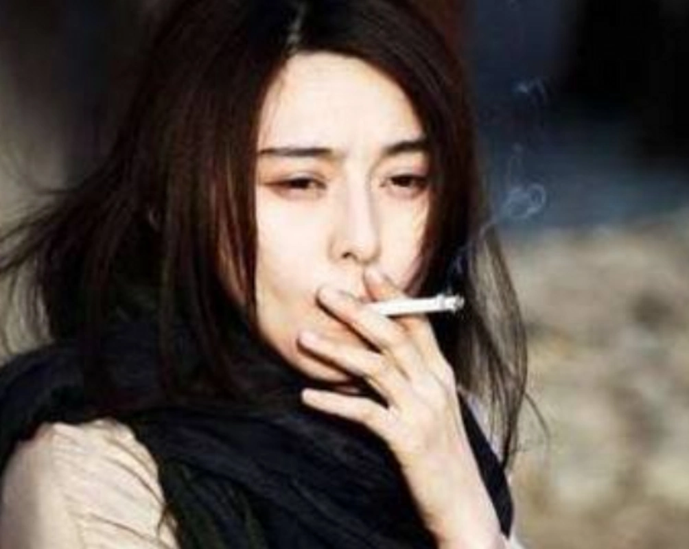 娱乐圈抽烟的姿势,莫文蔚霸气,范冰冰沧桑,最后一位无人能及!