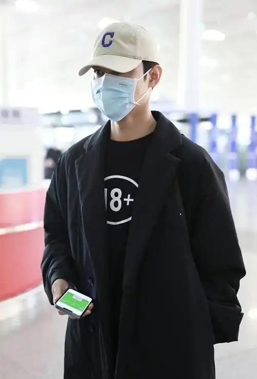 王凯身材真有型穿棉服大衣配牛仔裤182cm身高挺抢眼的