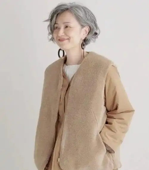 60岁女人有白发别着急染,试试这些白发造型,你才知道有多高级