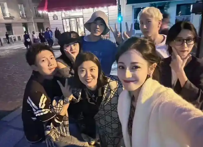 迪丽热巴巴黎新合照